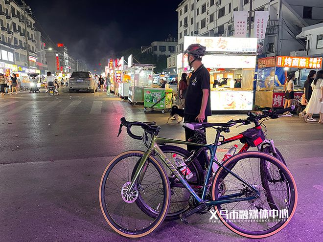 骑行义乌：日火狐电竞官方网站落飞盘 火狐电竞城市夜骑 体育“夜市”精彩无限(图2)