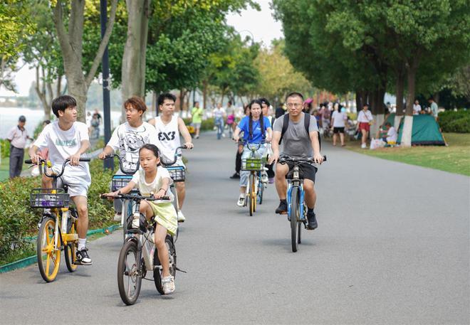 如火狐电竞app首页何打造骑行友好城市？政协委员这样建议(图1)