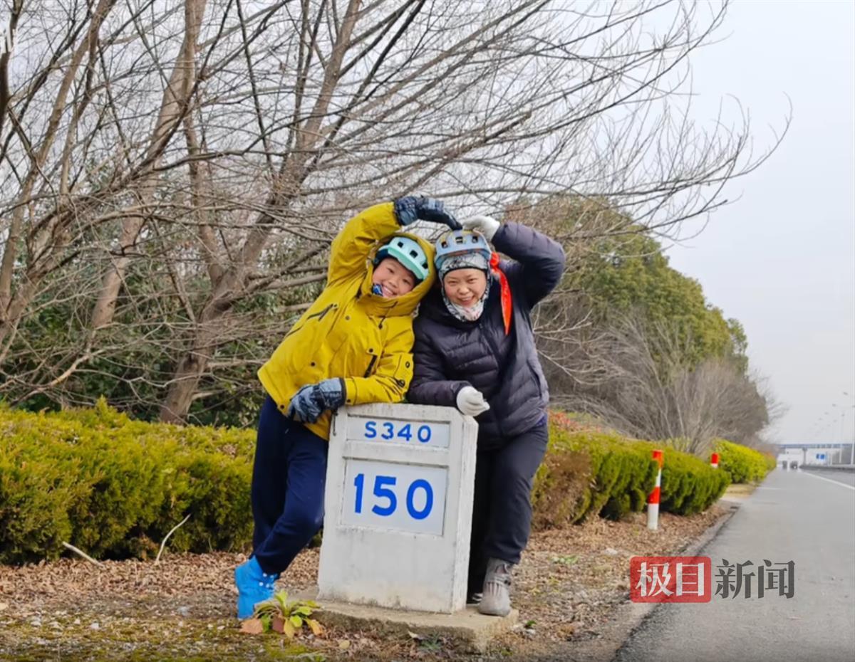 一对母子骑行火狐电竞官方网站700公里回老家过年遭遇了降温降雨也看见不一样的风景(图1)