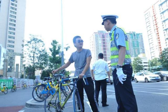 警探号丨火狐电竞app首页交管部门提醒春季骑行注意安全火狐电竞官方网站 骑行中拍照、说笑、追逐均系违法(图2)