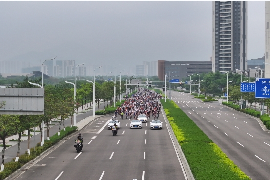 火狐电竞超燃！3000余人齐聚鼎火狐电竞官方网站app首页湖解锁春日骑行之旅(图5)