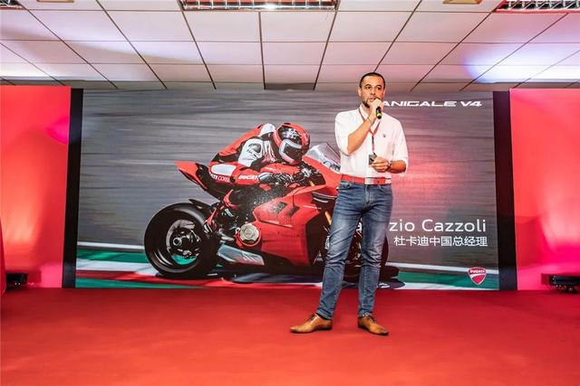 能上公路的赛车男人们梦寐以求的杜卡迪Panigale V4V4 S来袭(图2)