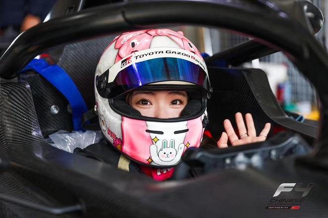 对线学院外卡女车手：苦练两年腿才踩够方程式赛车的刹车(图1)